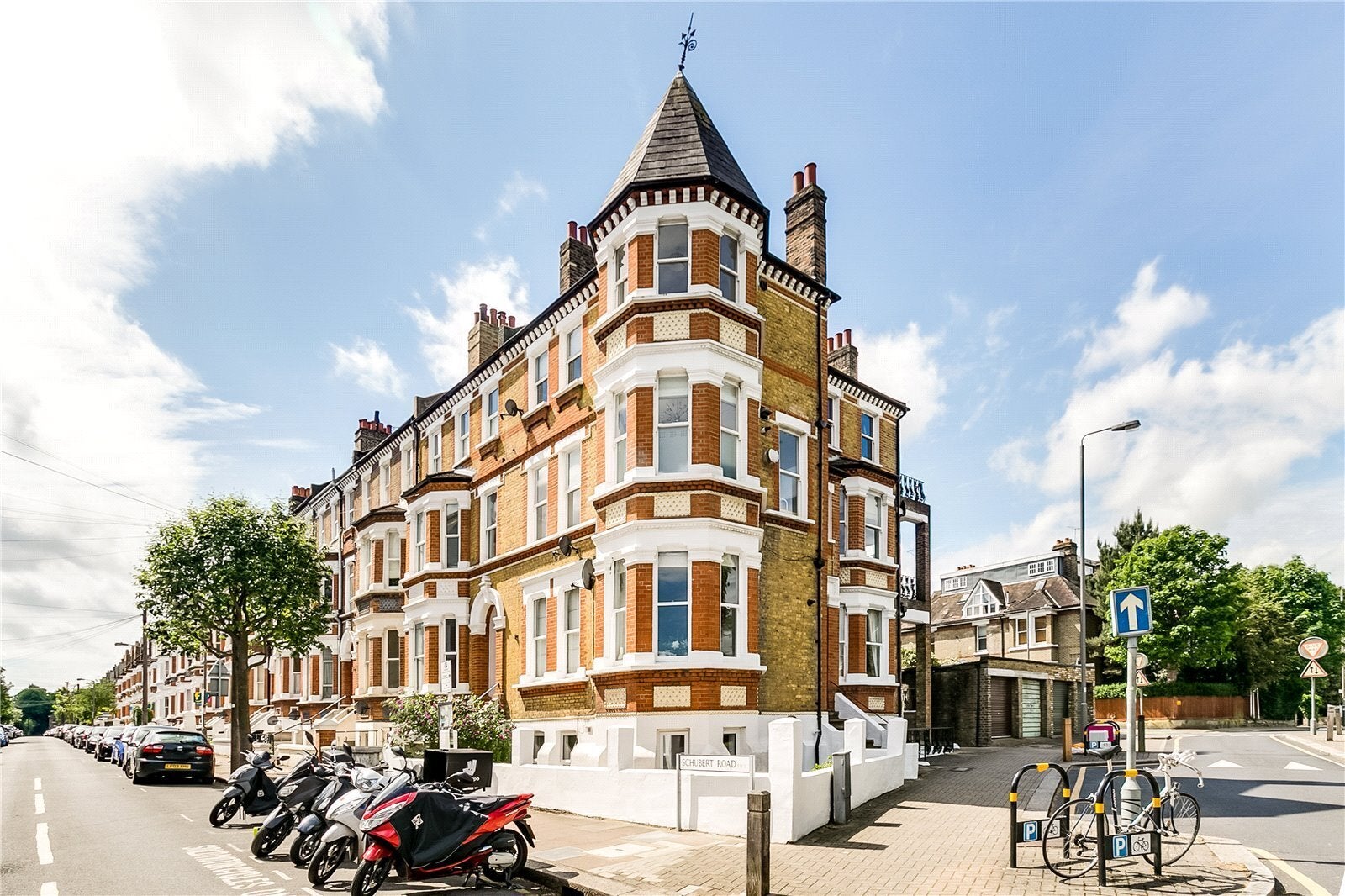 Flat Oakhill Road in Greater London
