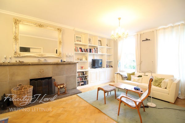 Flat Roland Mews in London