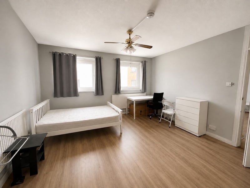 Room Eversholt Street in Greater London