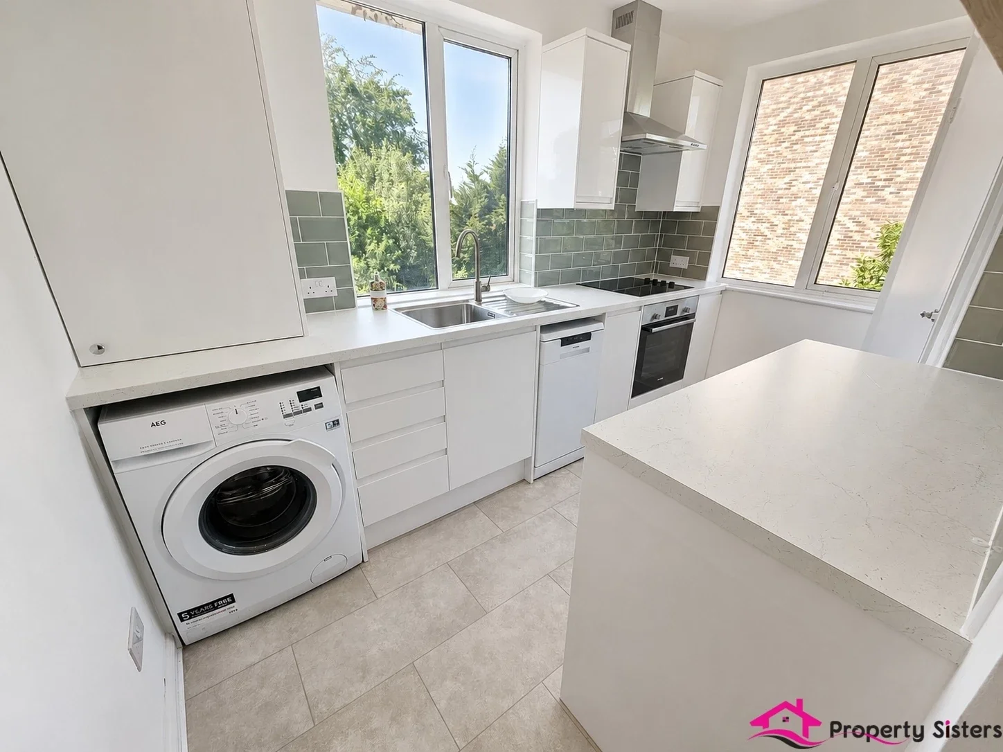 Flat Daws Lane in Greater London