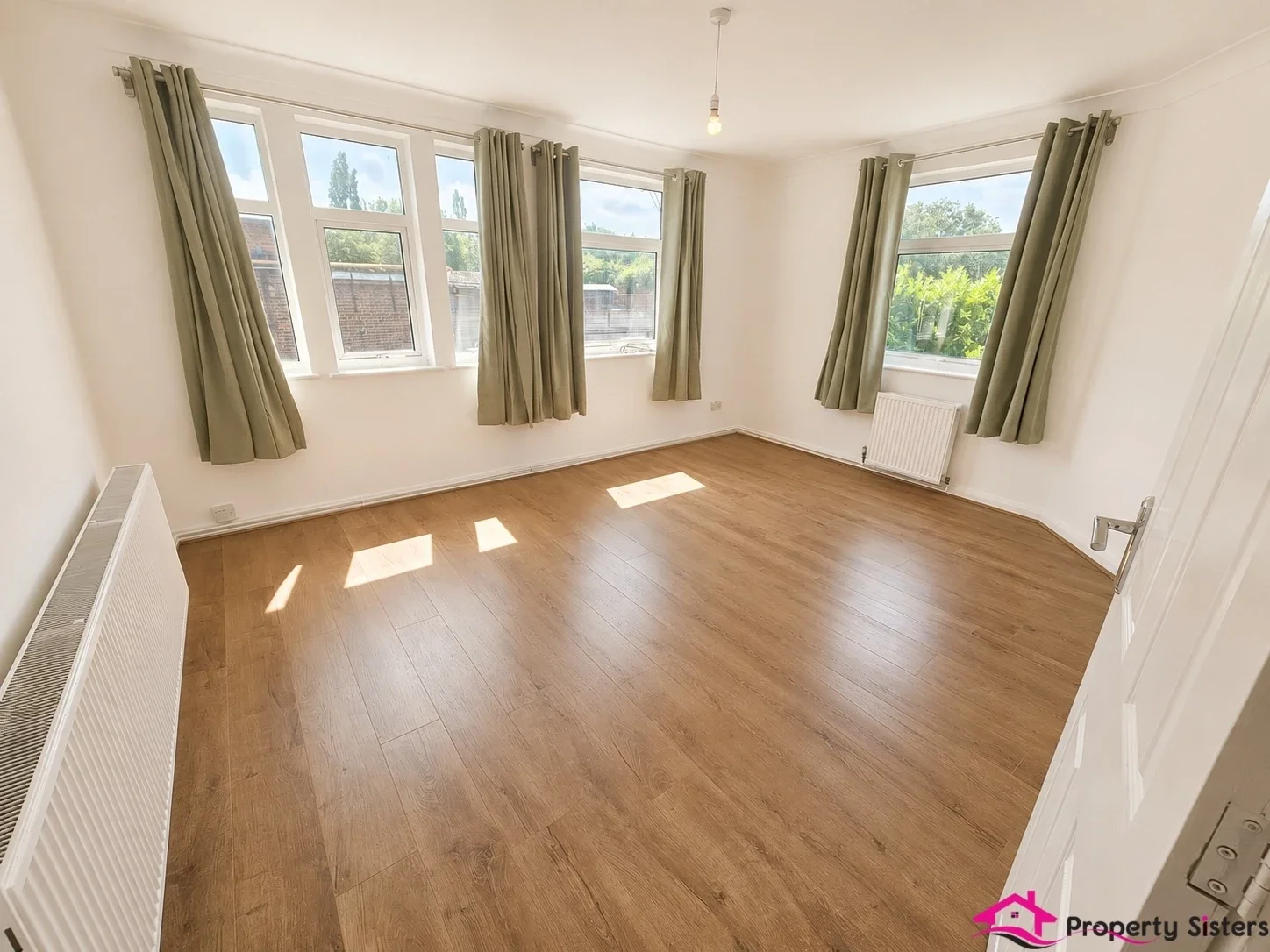 Flat Daws Lane in Greater London