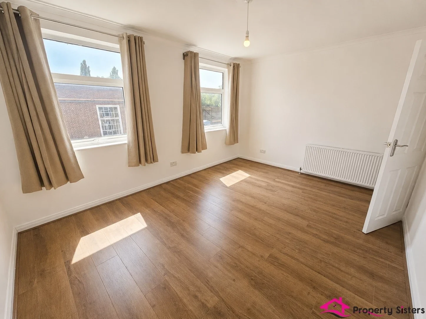 Flat Daws Lane in Greater London