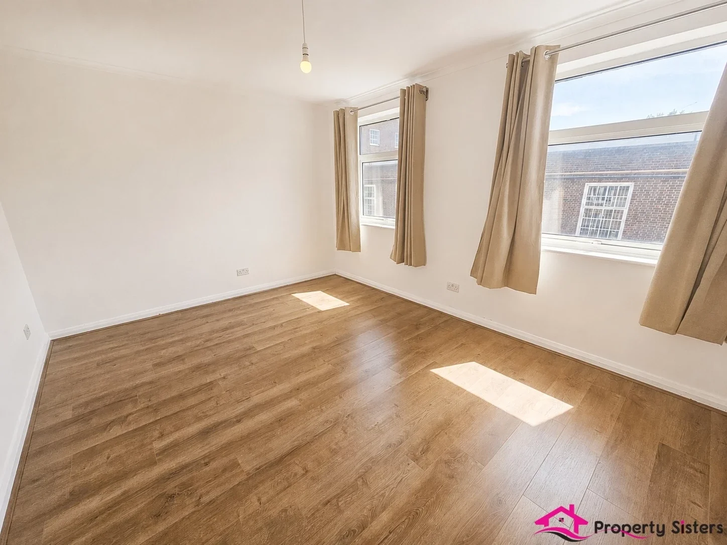 Flat Daws Lane in Greater London