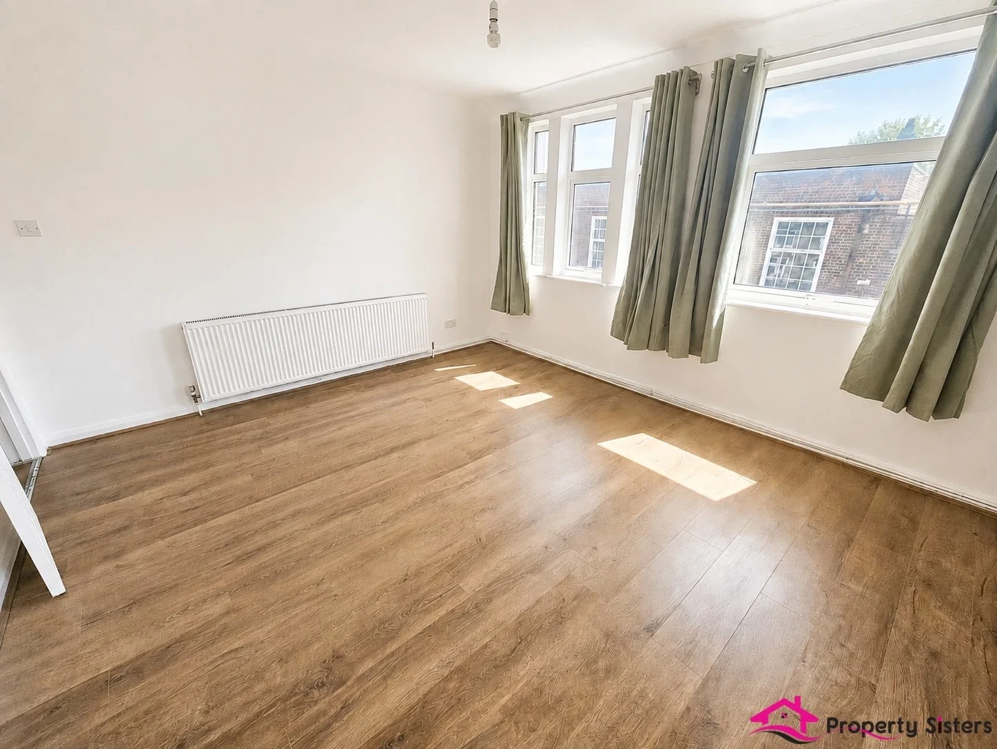 Flat Daws Lane in Greater London