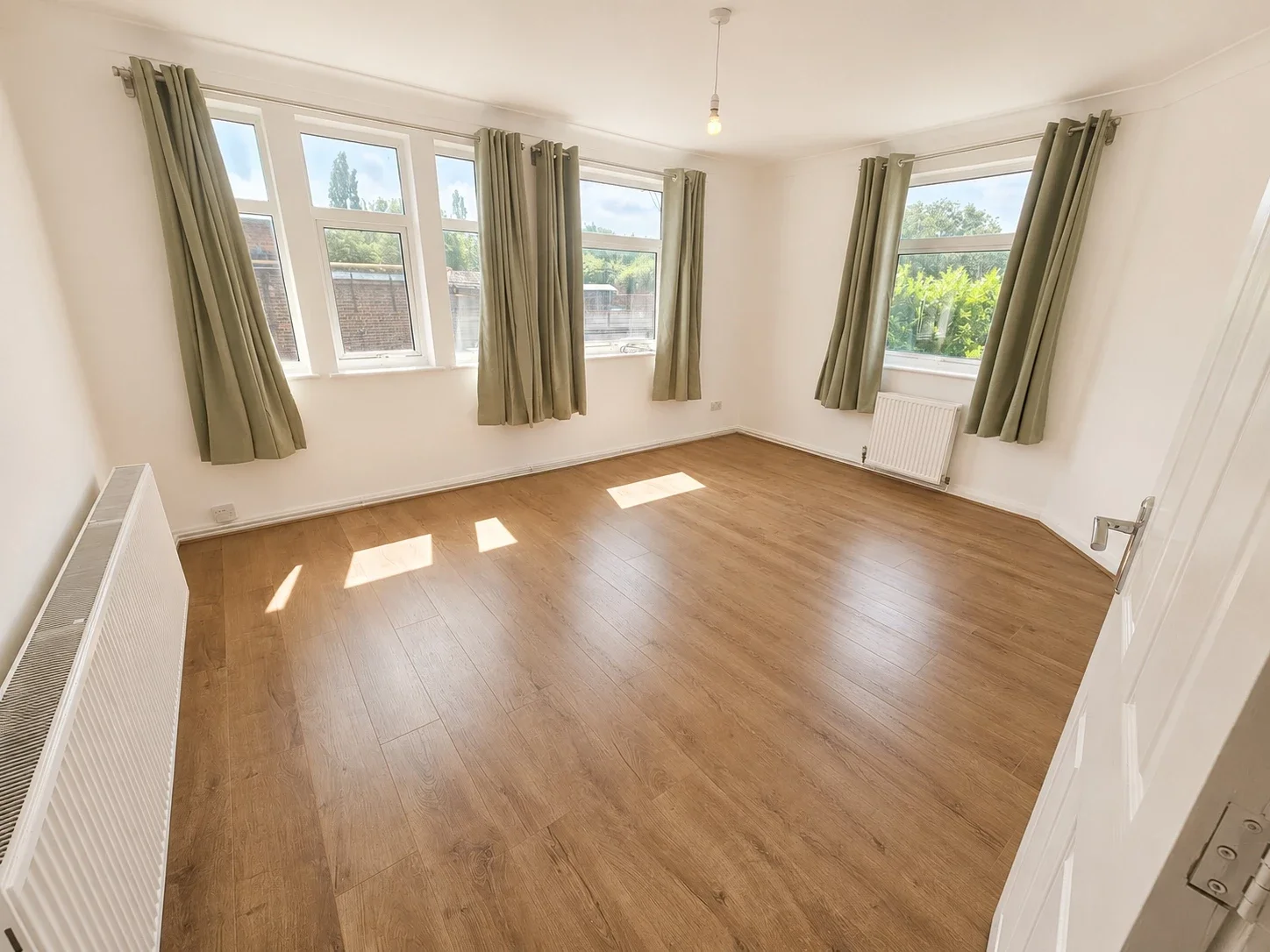 Flat Daws Lane in Greater London