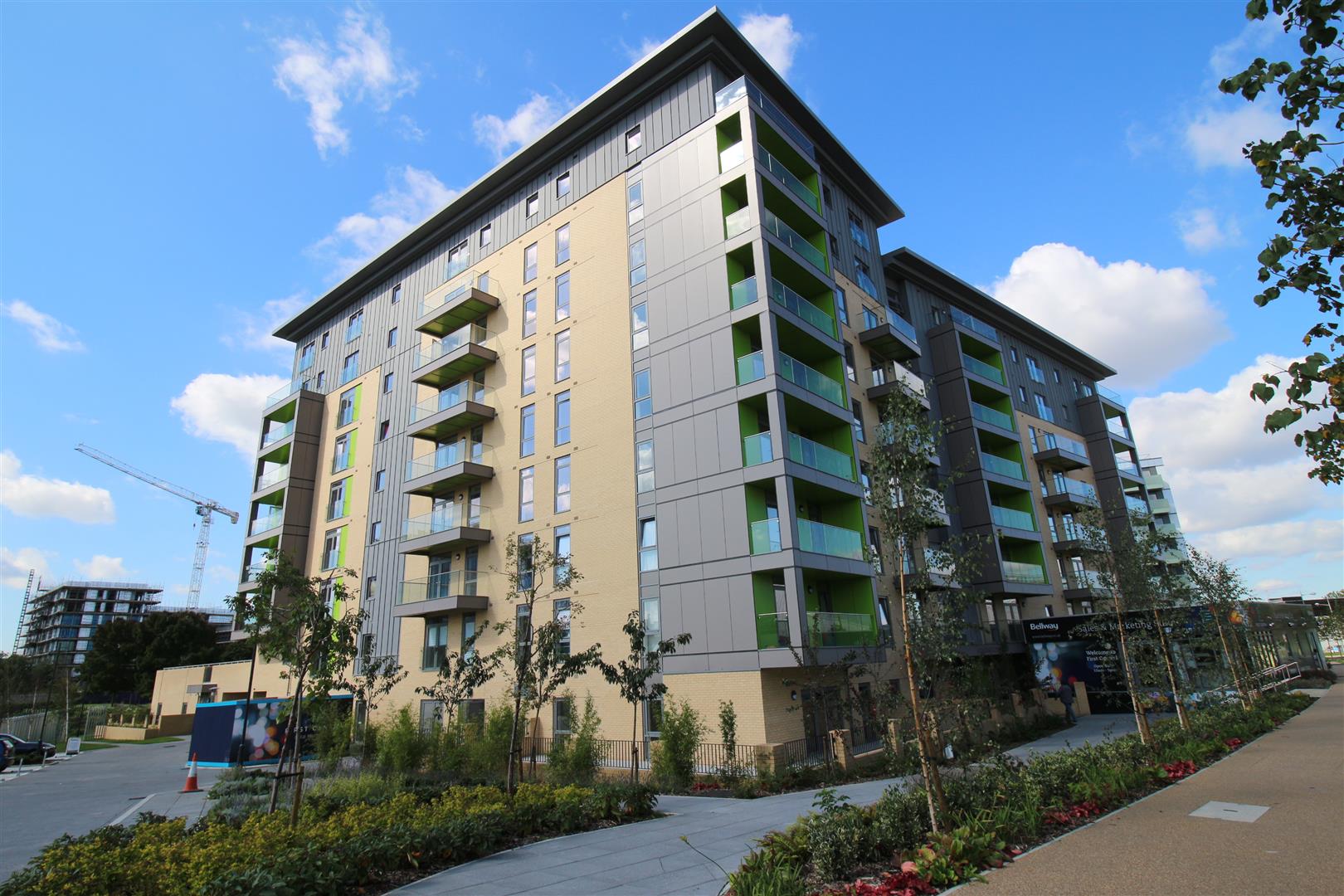 Flat Lakeside Drive in Greater London