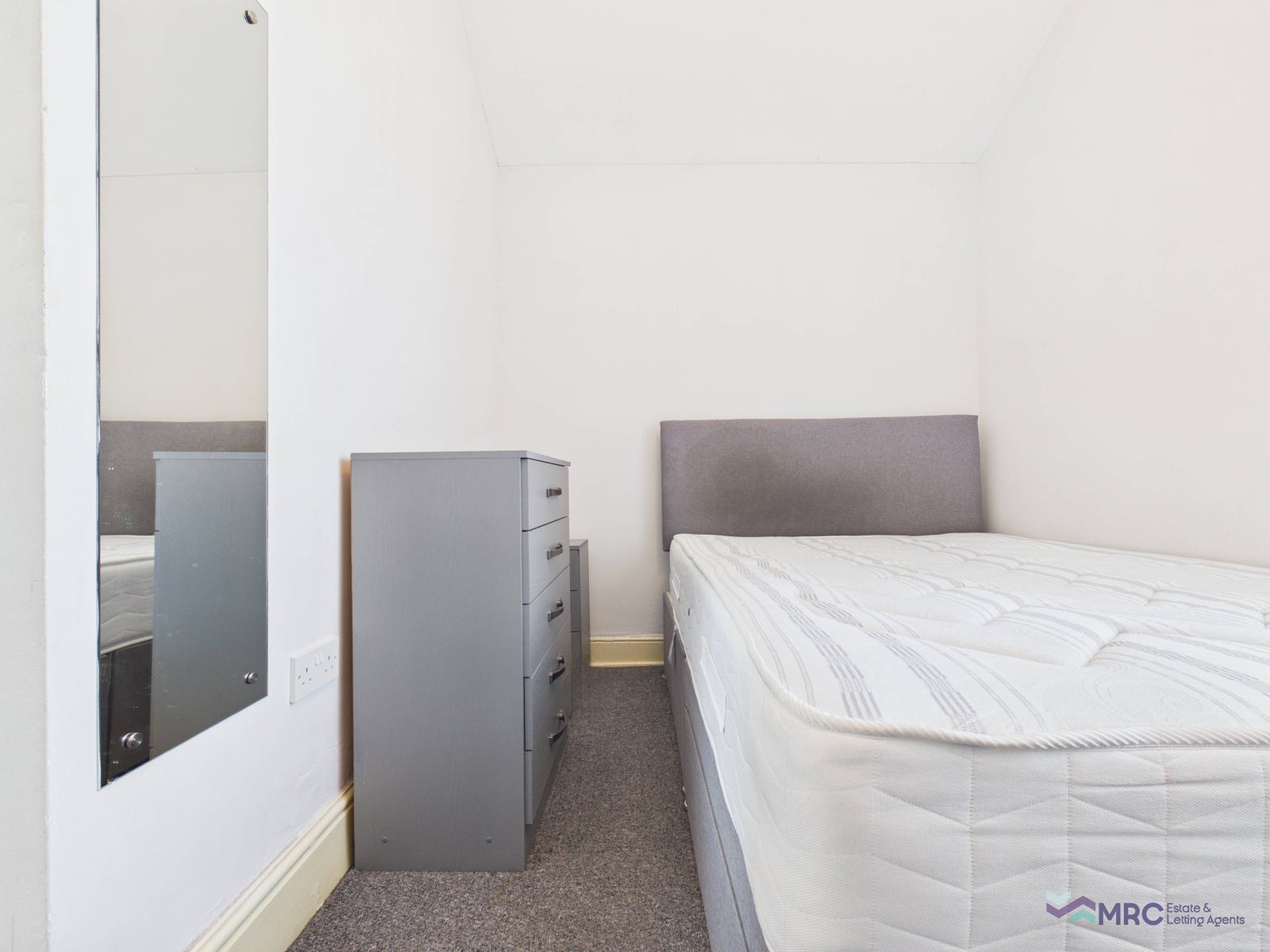 Room Bacheler Street in Hull