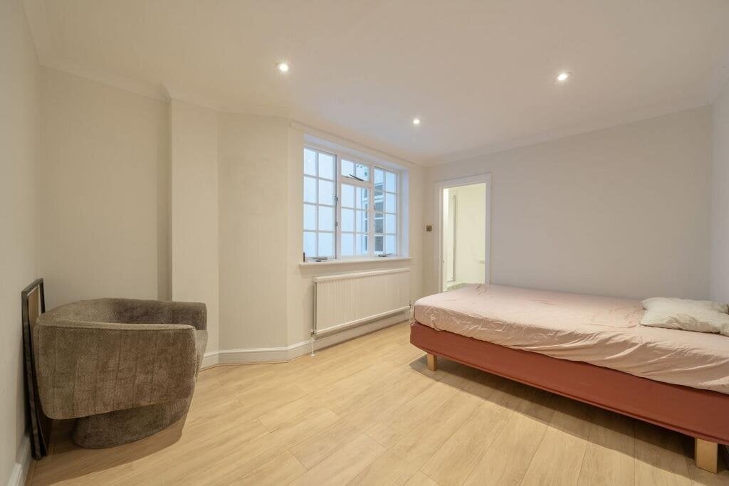 Flat St George's Square in City of Westminster