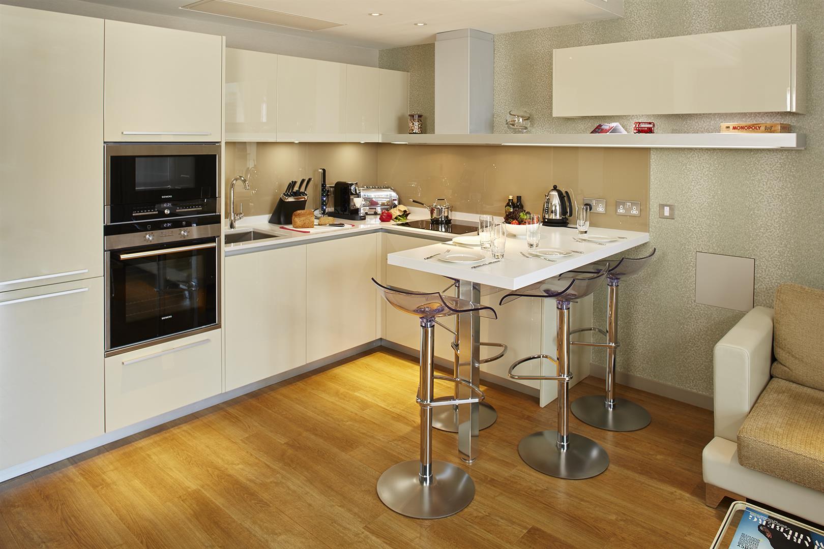 Flat Lower Thames Street in City of London