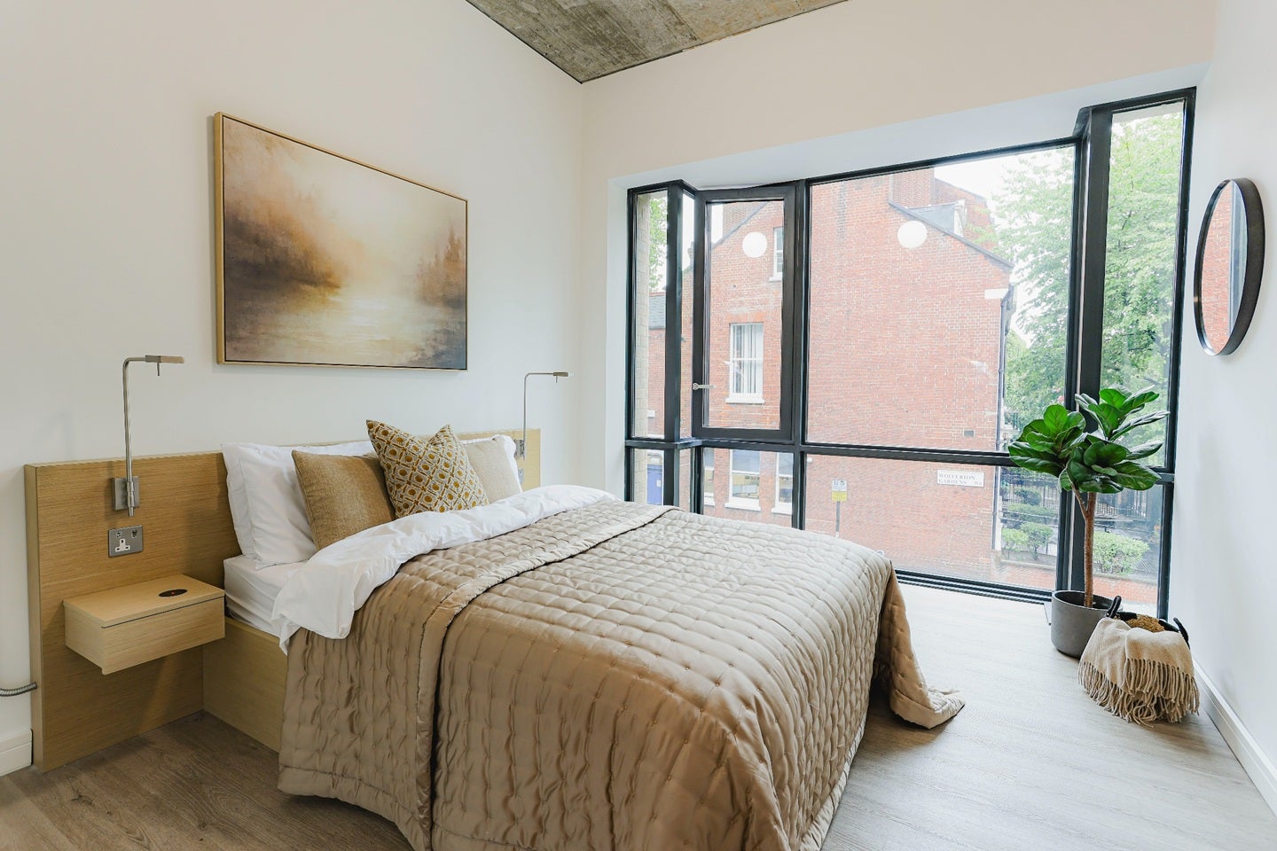 Flat Hammersmith Road in Greater London