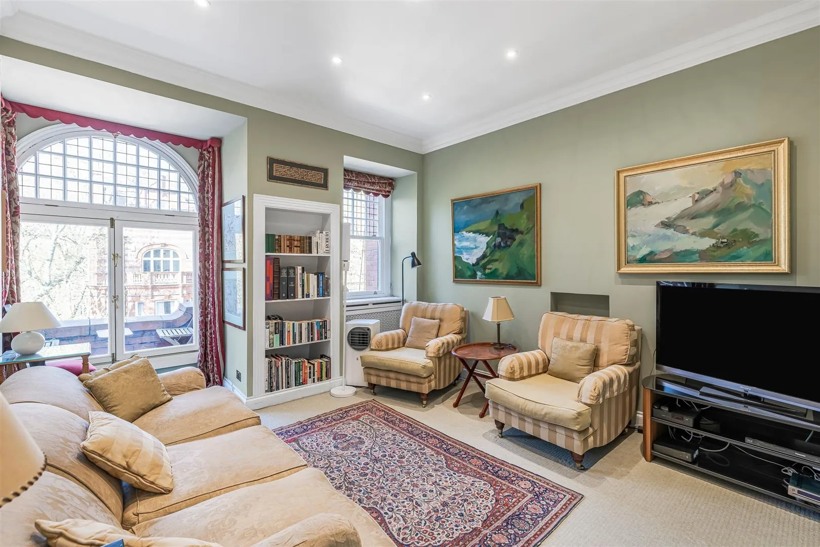 Flat Sloane Gardens in Greater London