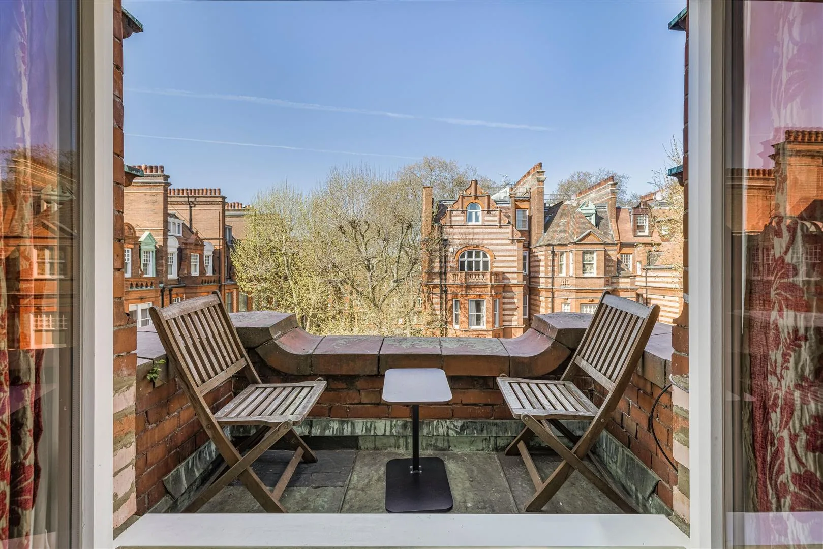 Flat Sloane Gardens in Greater London