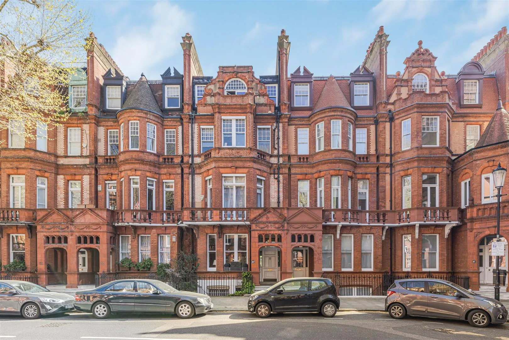 Flat Sloane Gardens in Greater London