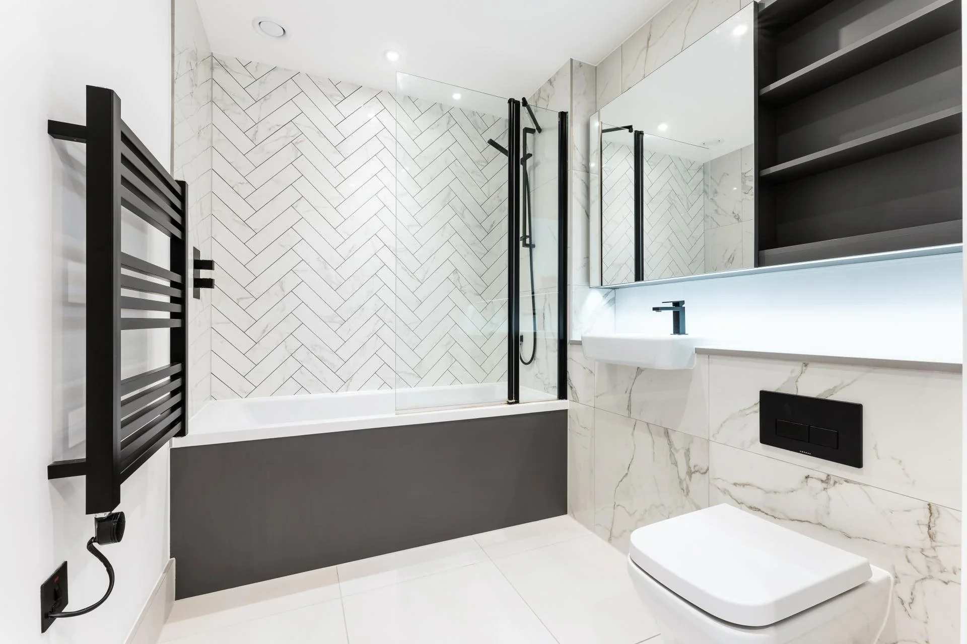 Flat Plowden Road in Greater London