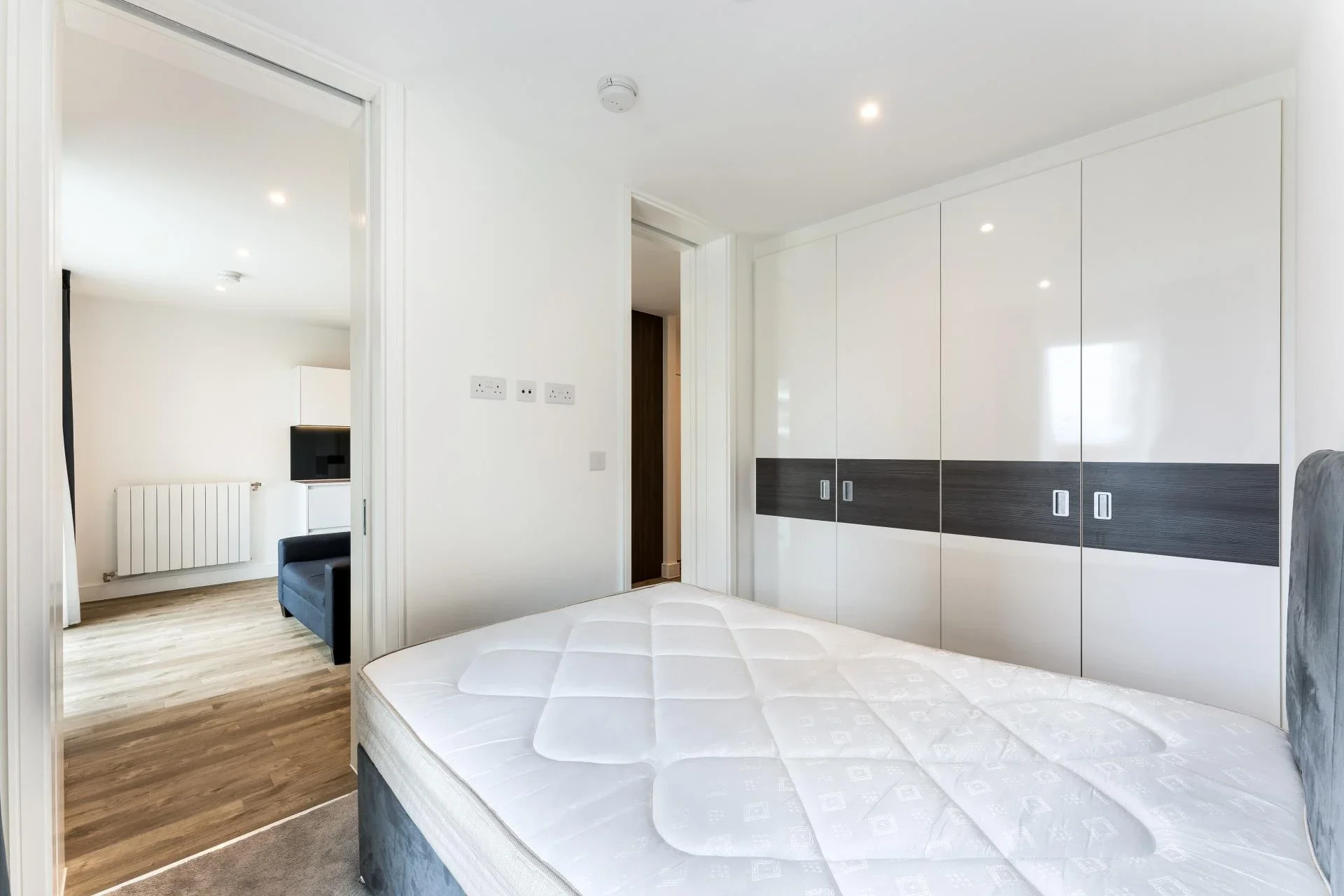 Flat Plowden Road in Greater London