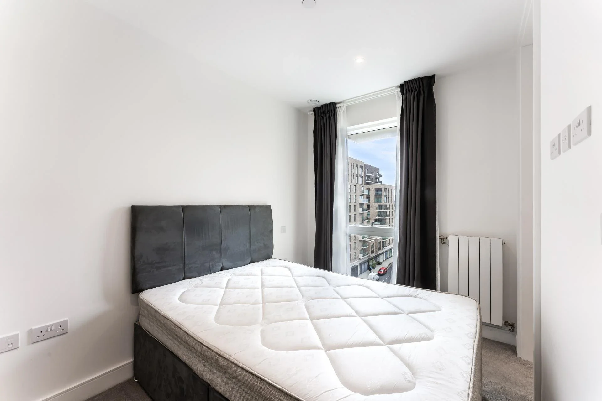 Flat Plowden Road in Greater London