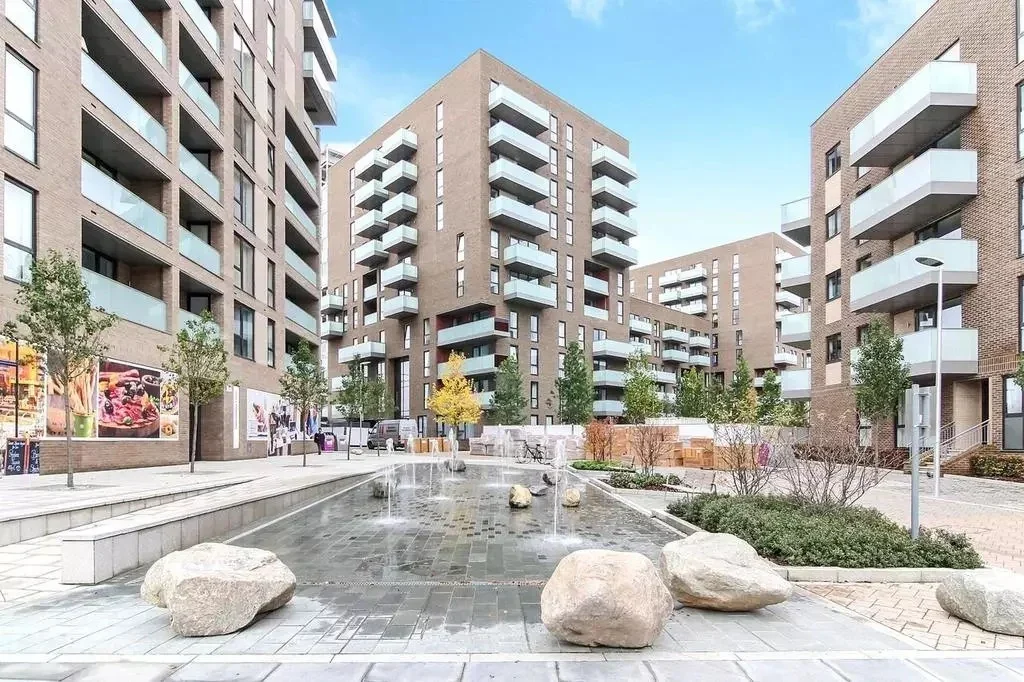 Flat New Village Avenue in Greater London