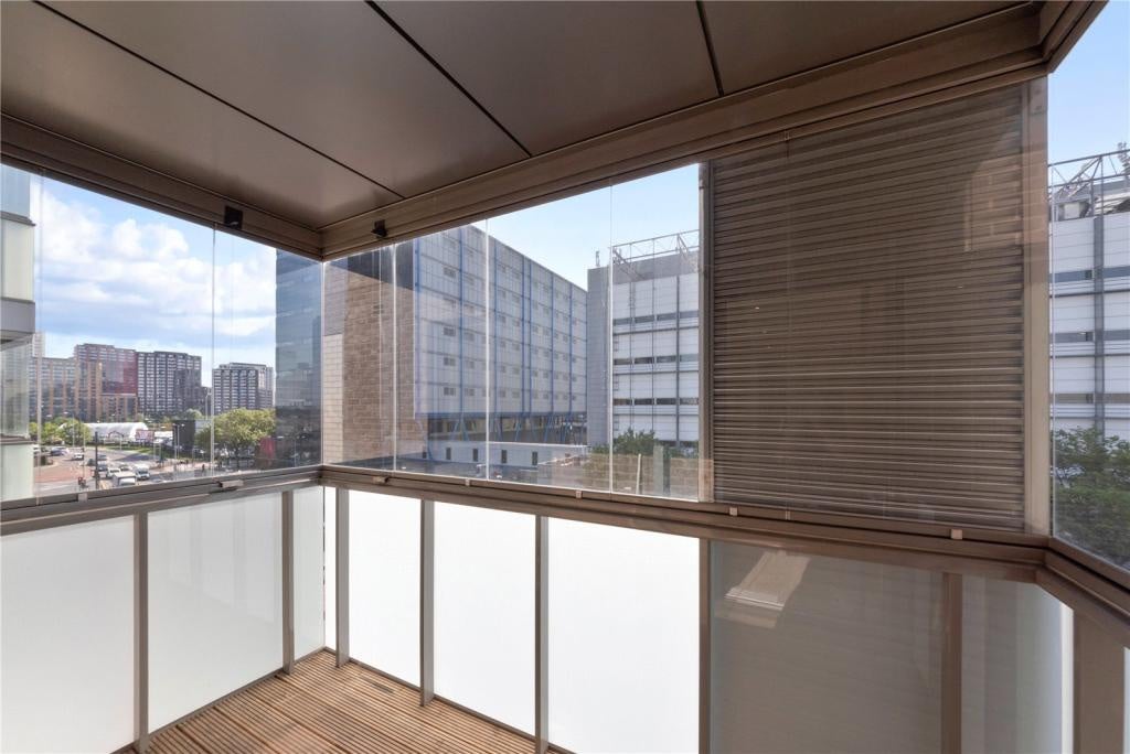Flat New Village Avenue in Greater London