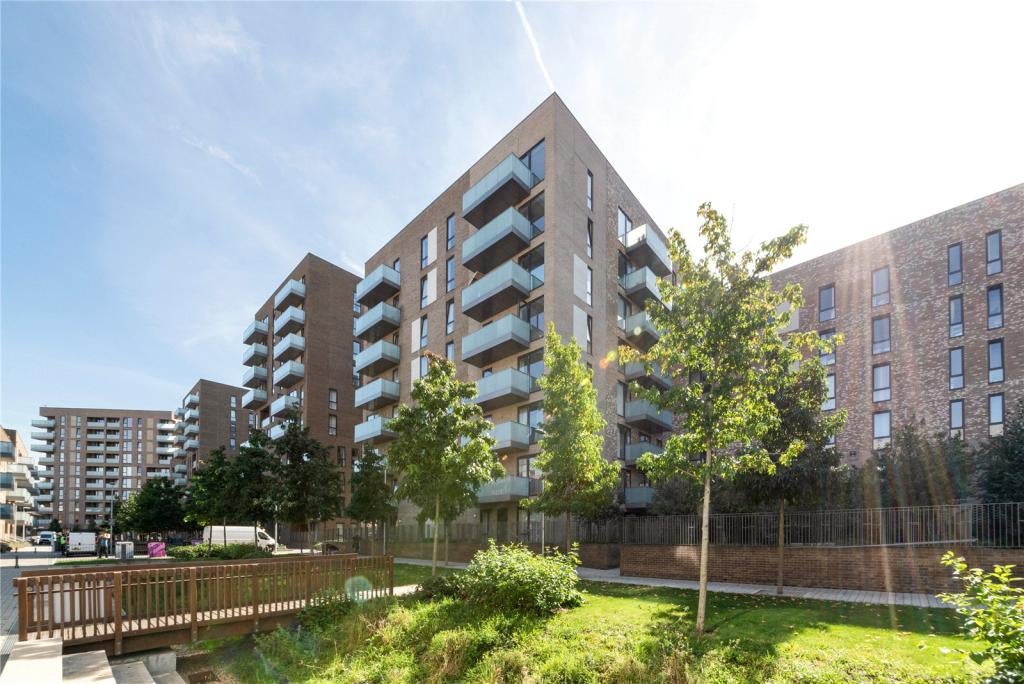 Flat New Village Avenue in Greater London