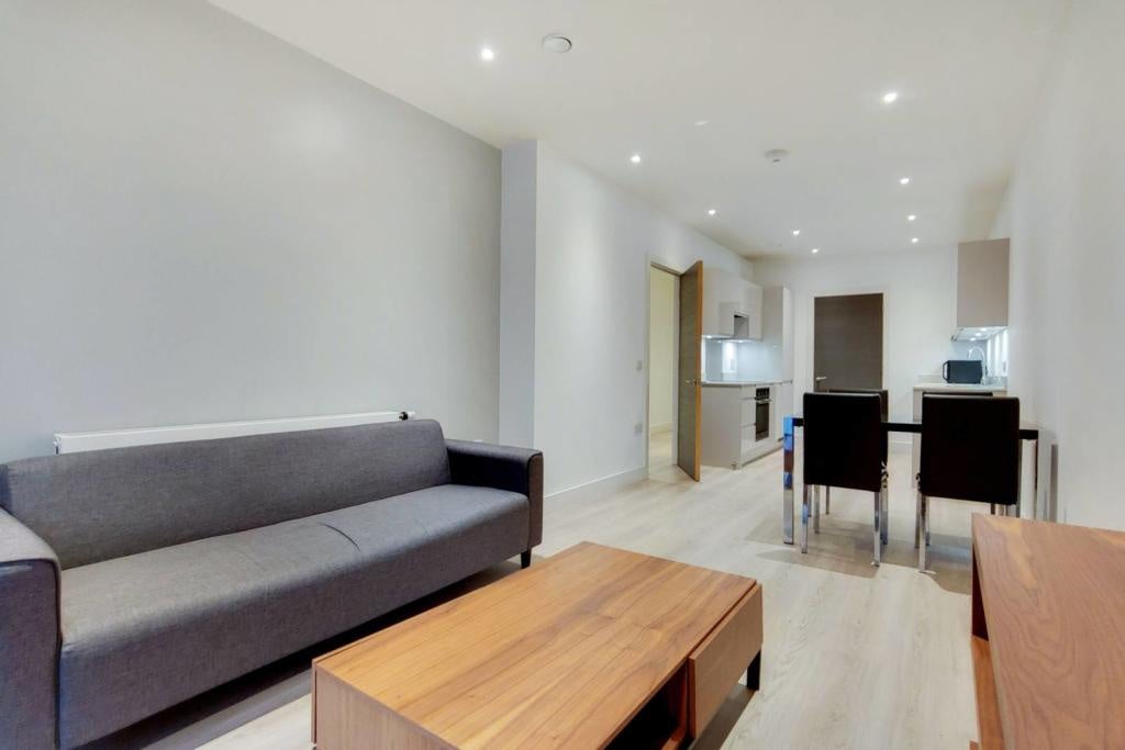 Flat New Village Avenue in Greater London