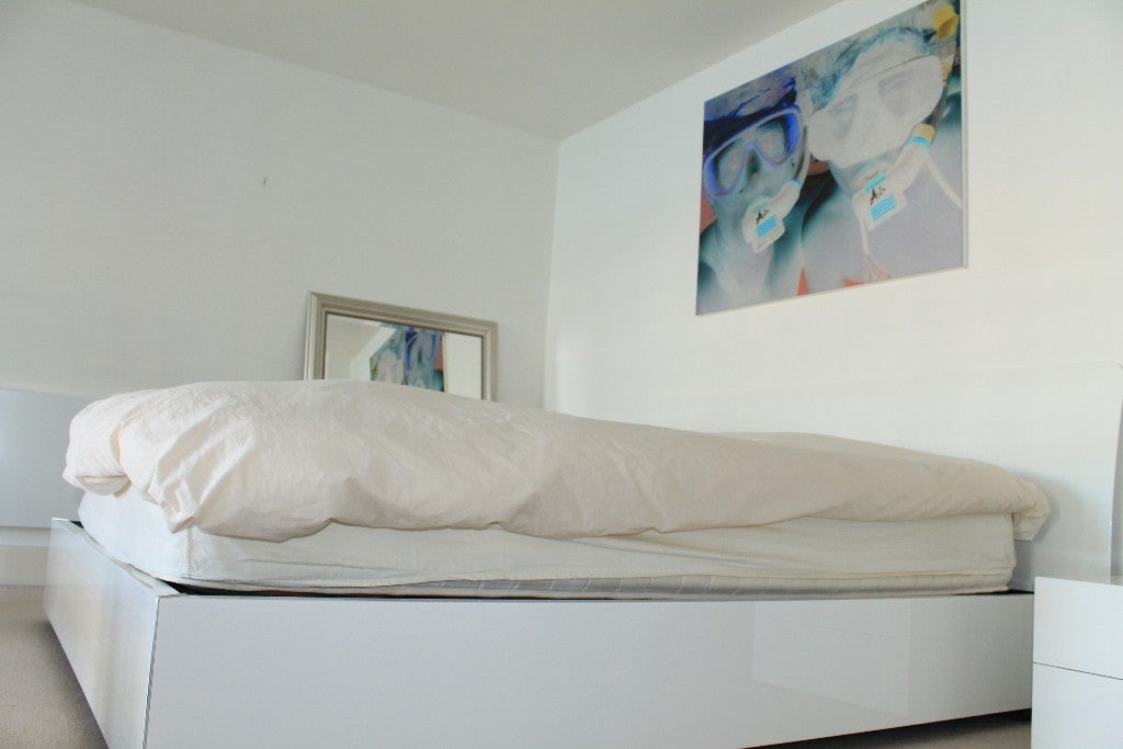 Flat Rotherhithe Street in Greater London