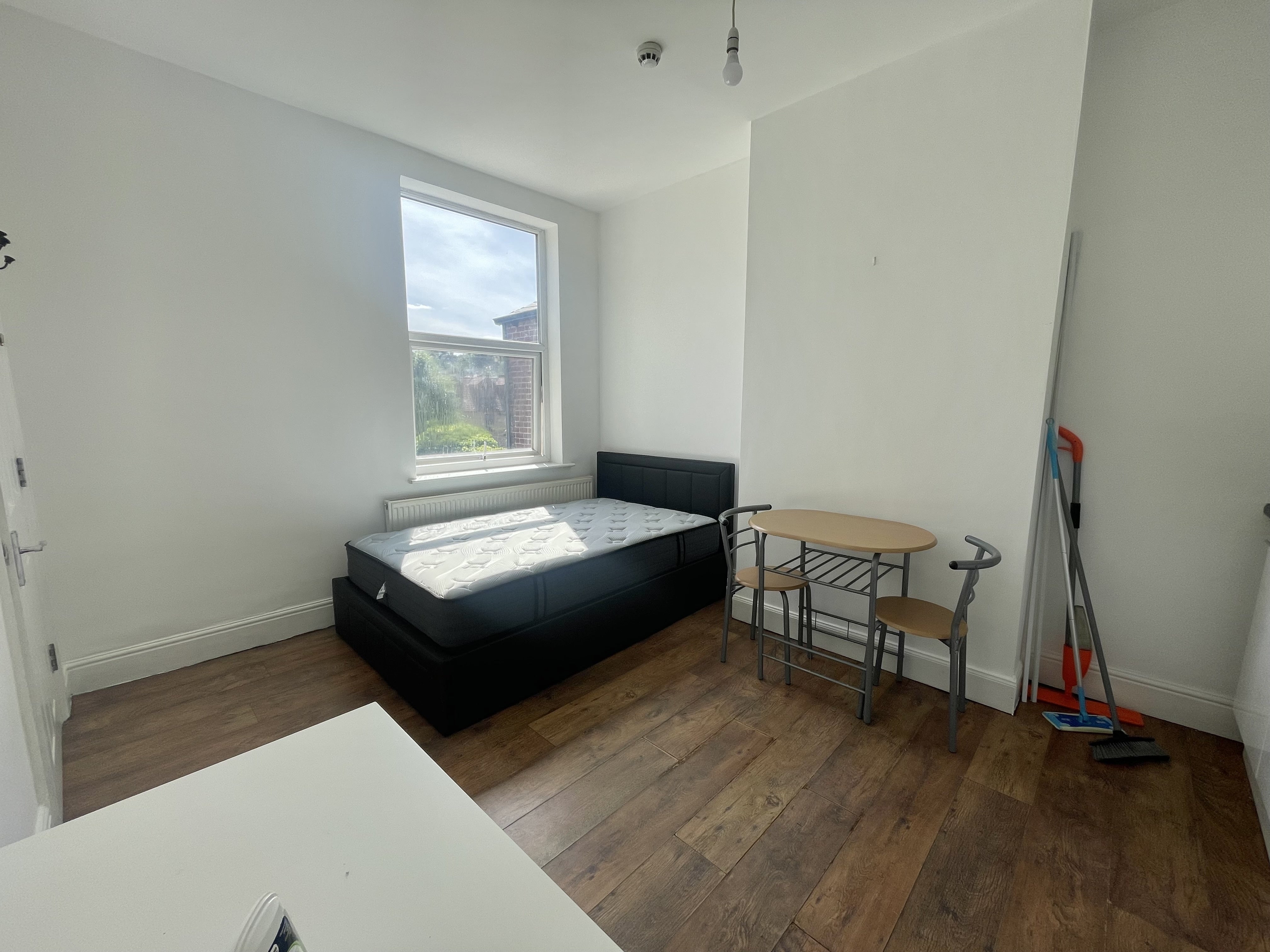 Room Sheldon Road in Sheffield