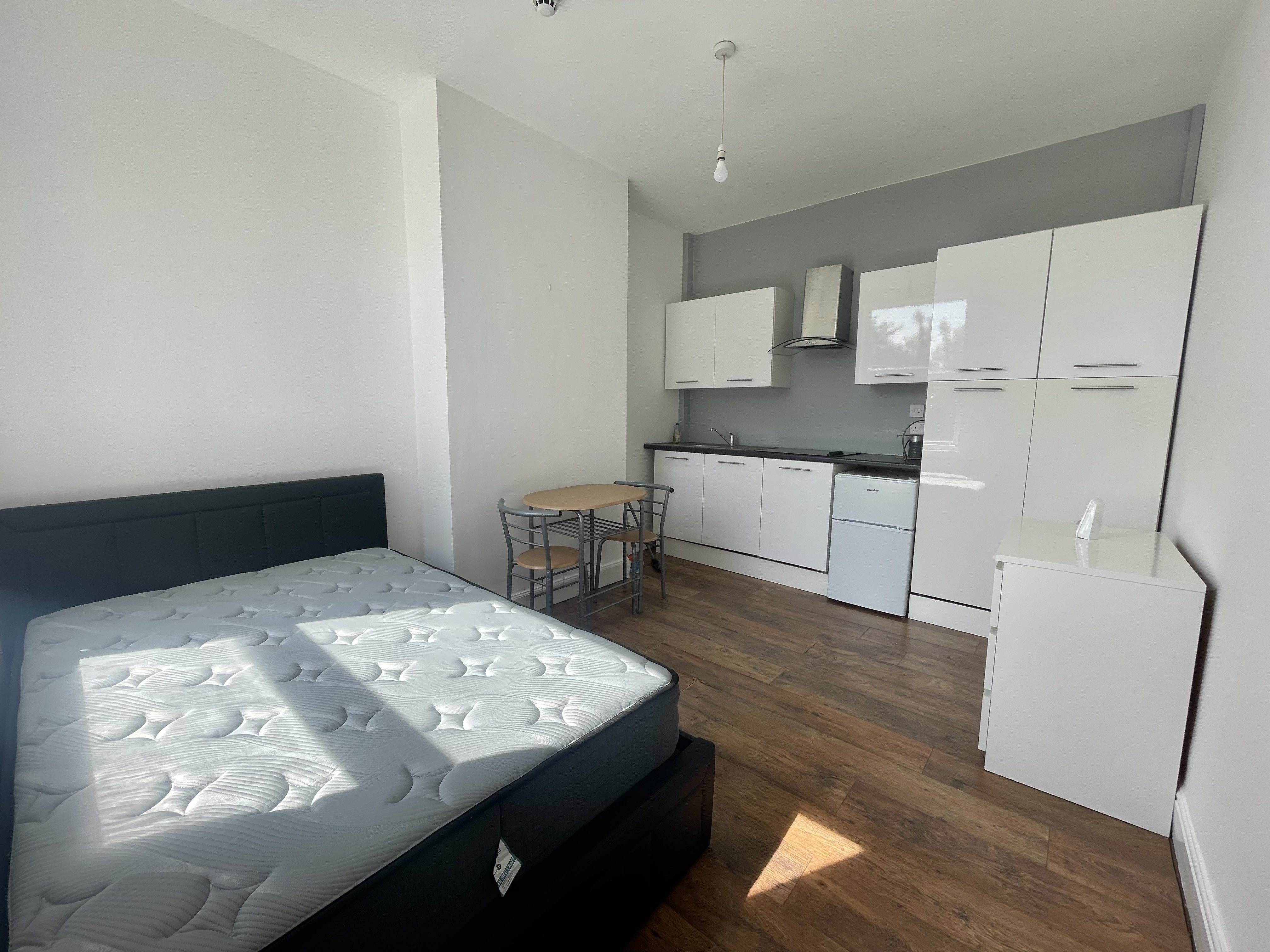 Room Sheldon Road in Sheffield