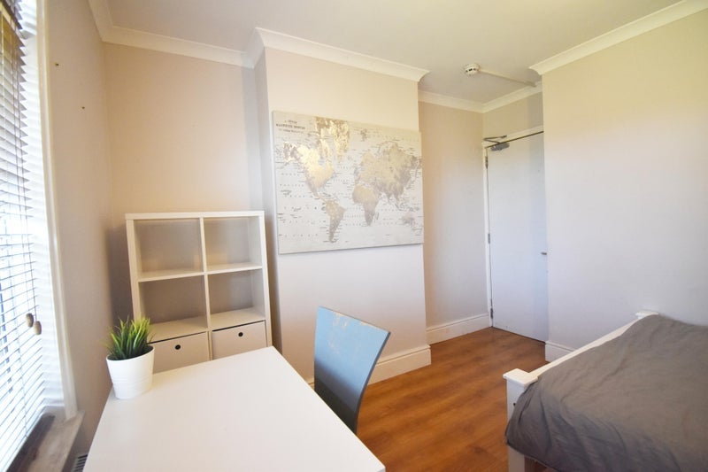 Room Grange Road in Greater London