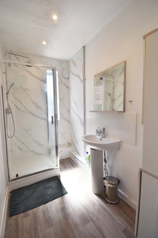Room Grange Road in Greater London