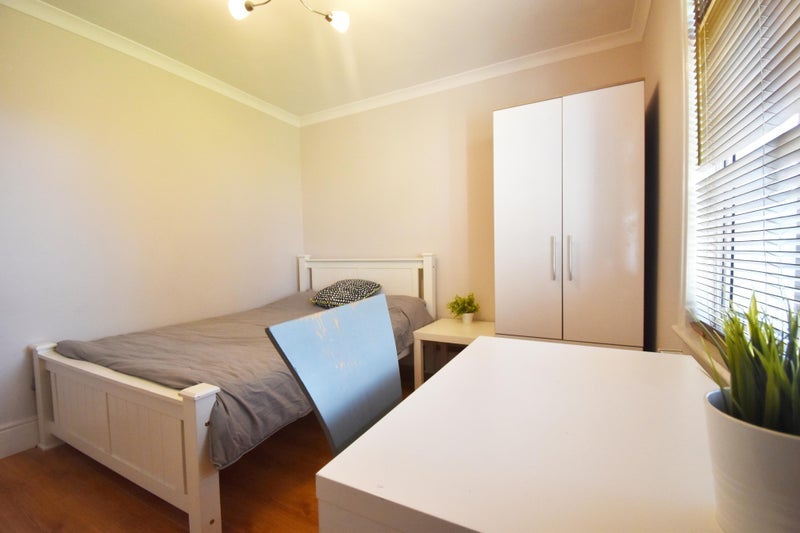 Room Grange Road in Greater London