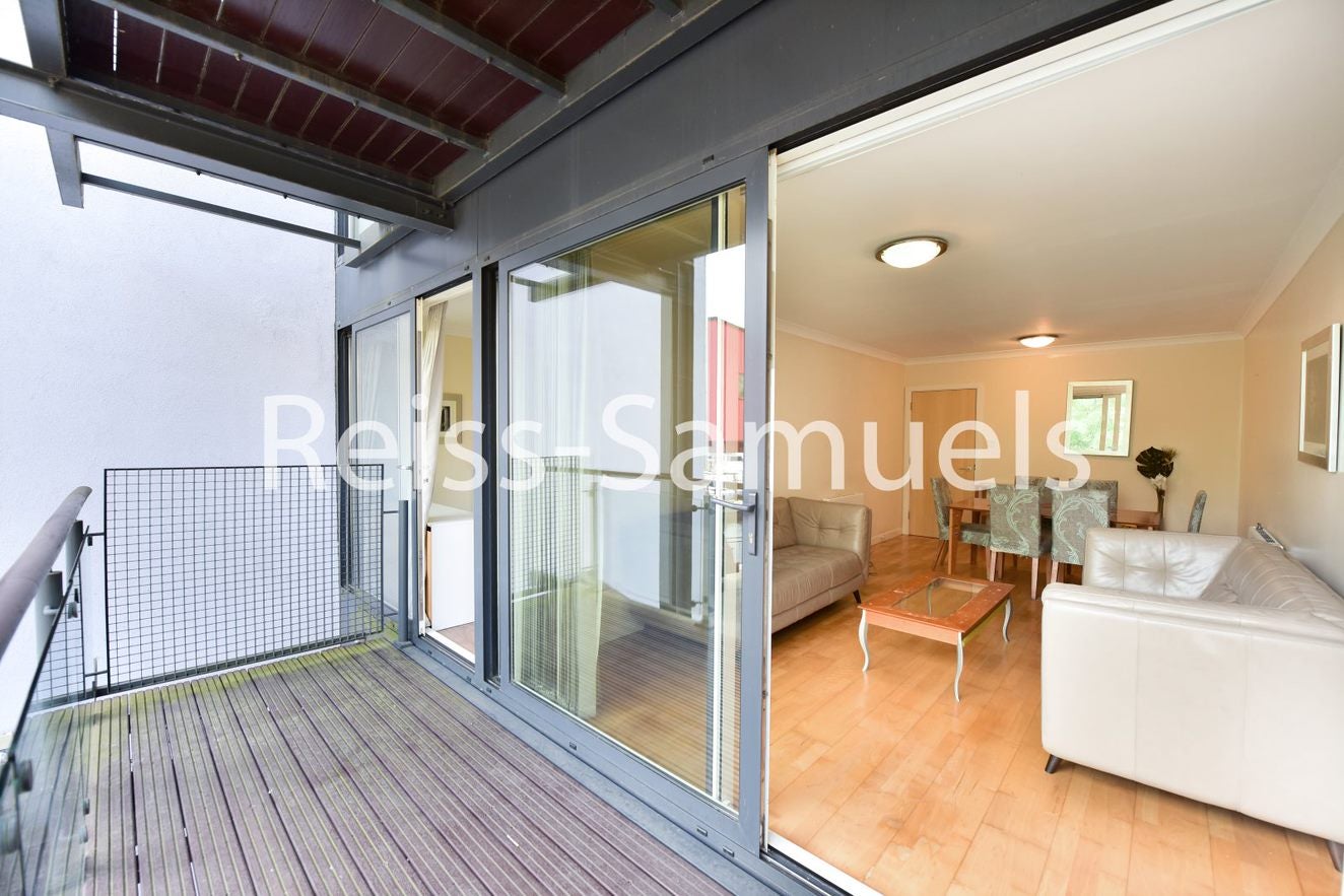 Flat Boardwalk Place in Greater London