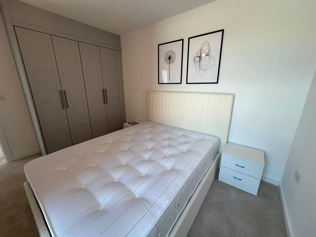 Flat Marriotts Close in Greater London