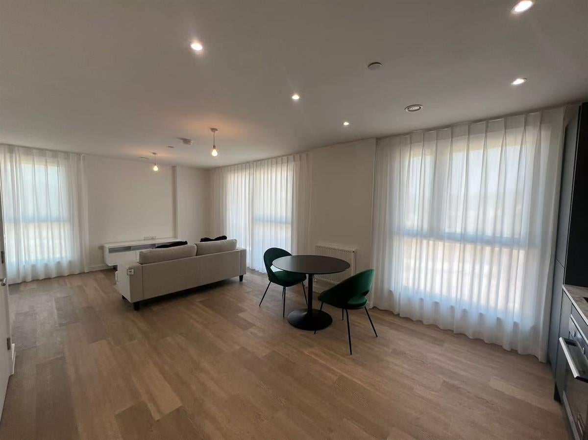 Flat Marriotts Close in Greater London