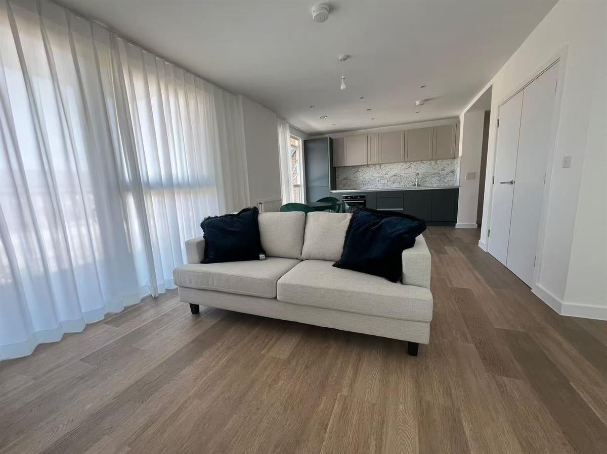 Flat Marriotts Close in Greater London