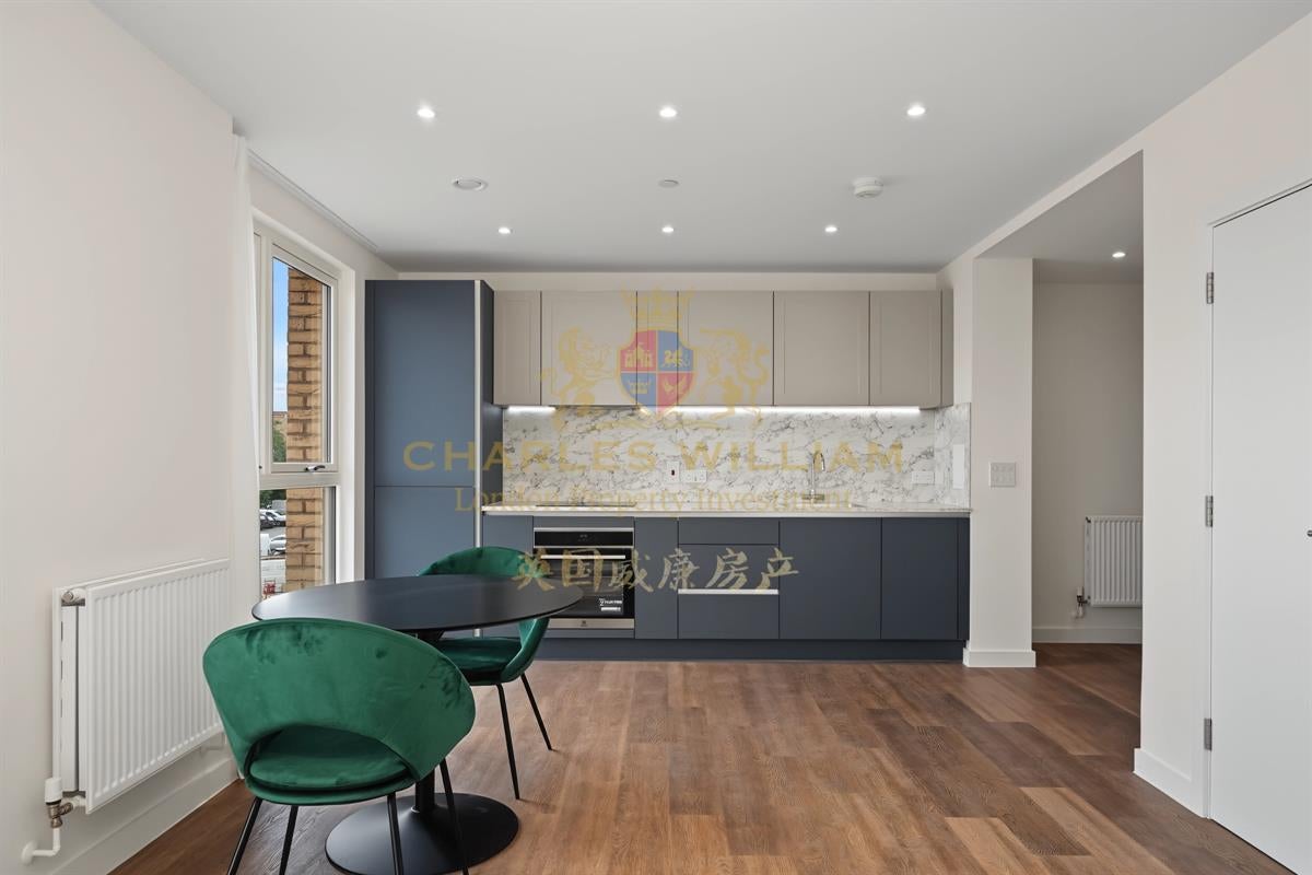 Flat Marriotts Close in Greater London