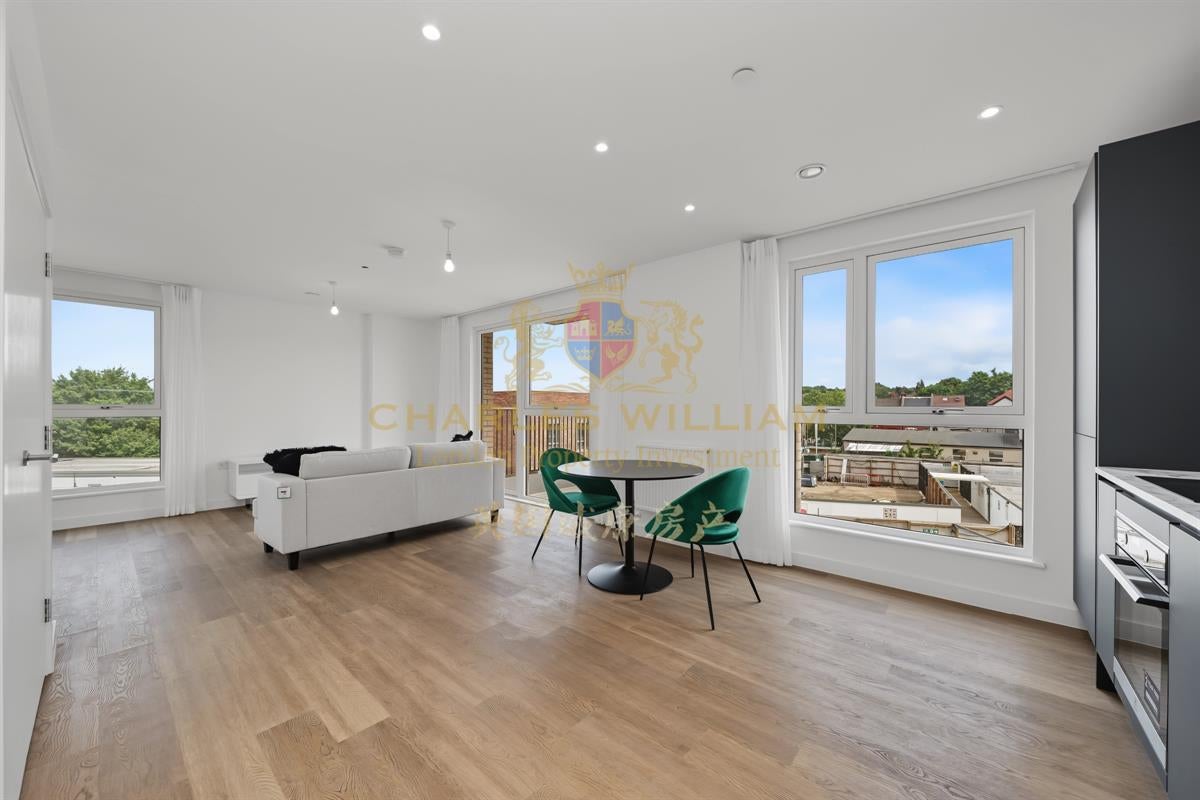 Flat Marriotts Close in Greater London