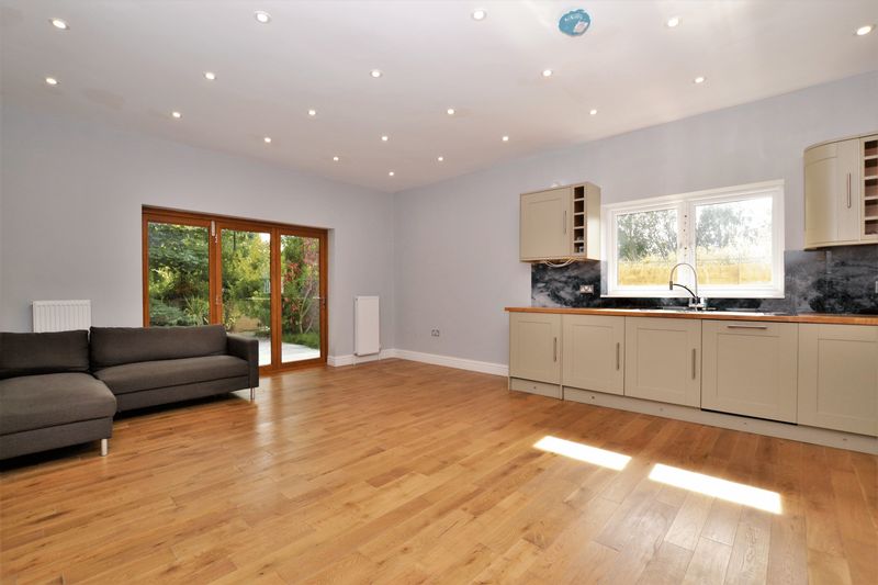 Flat Midmoor Road in Greater London