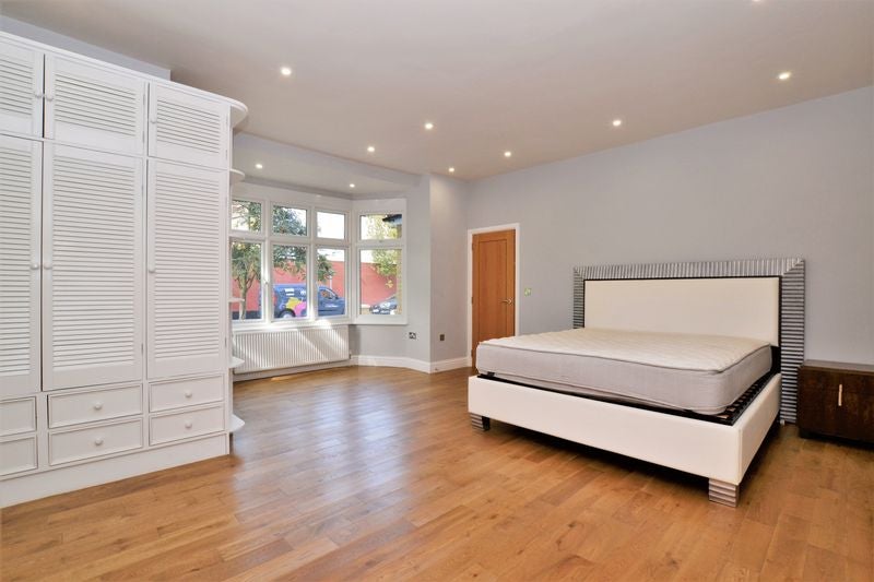 Flat Midmoor Road in Greater London