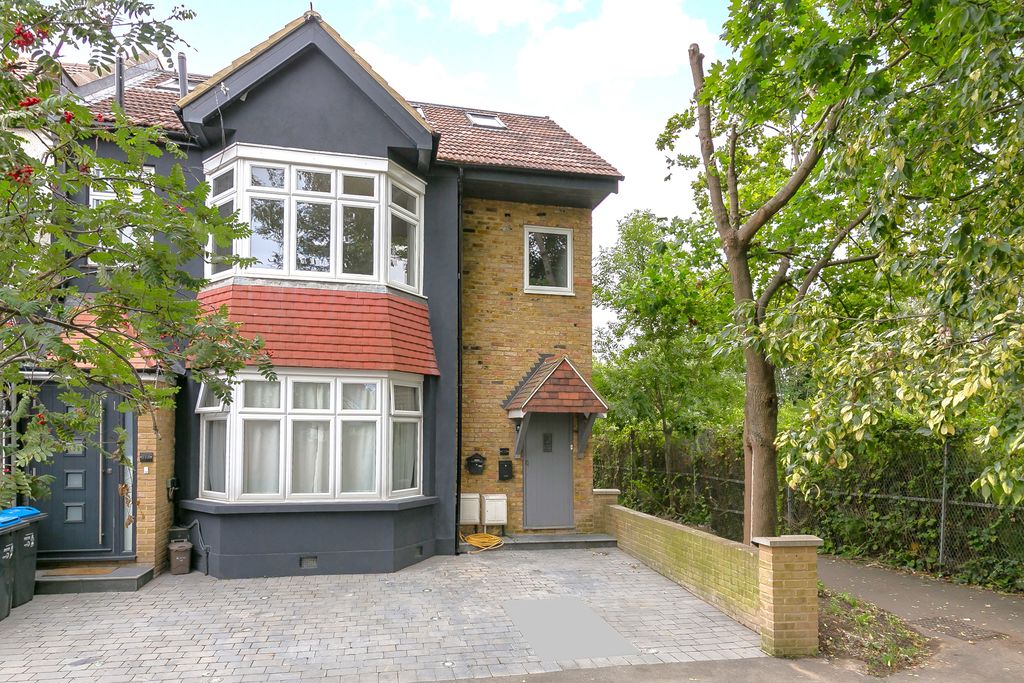 Flat Midmoor Road in Greater London