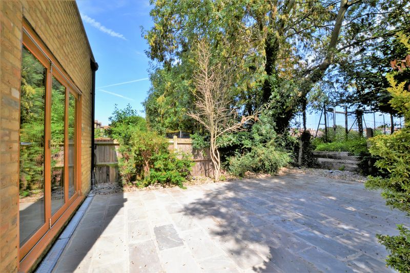 Flat Midmoor Road in Greater London