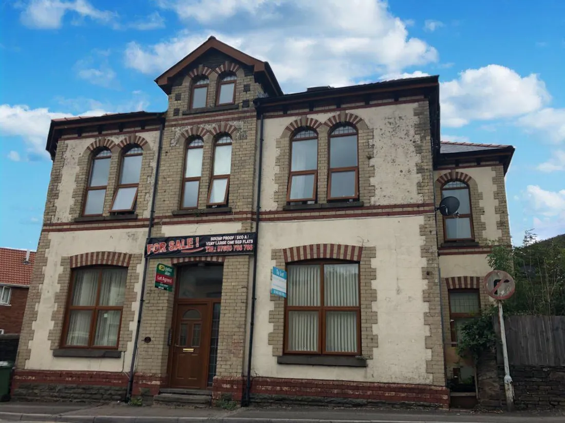 Flat Llantrisant Road in Pontypridd