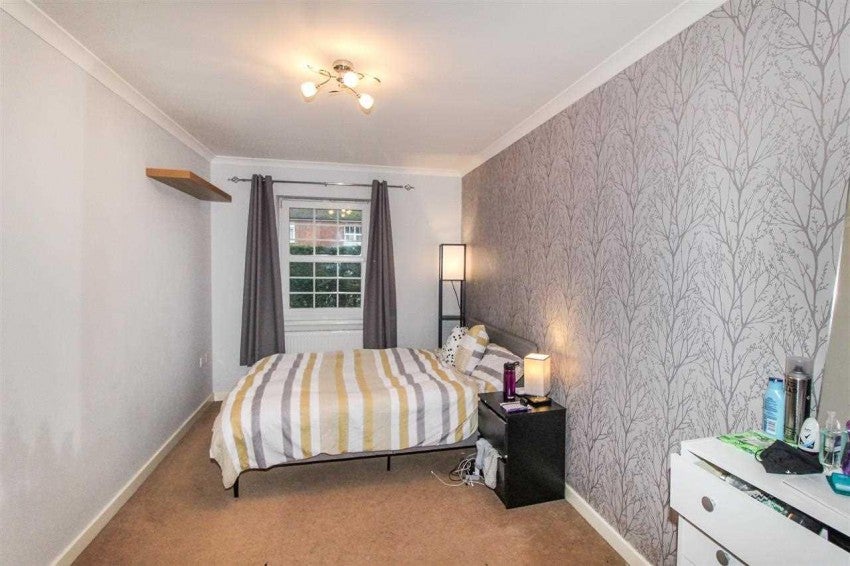 Flat Godwin Way in Horsham