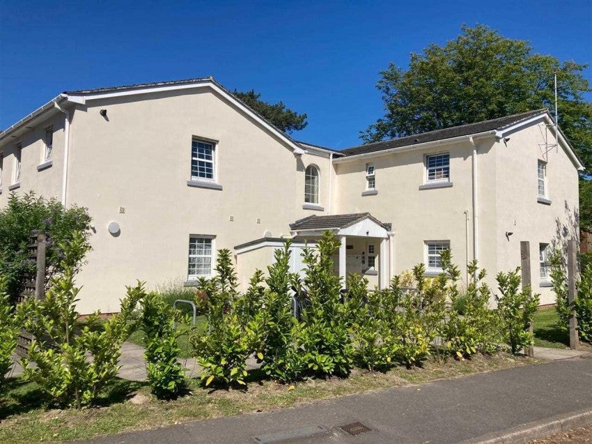 Flat Godwin Way in Horsham