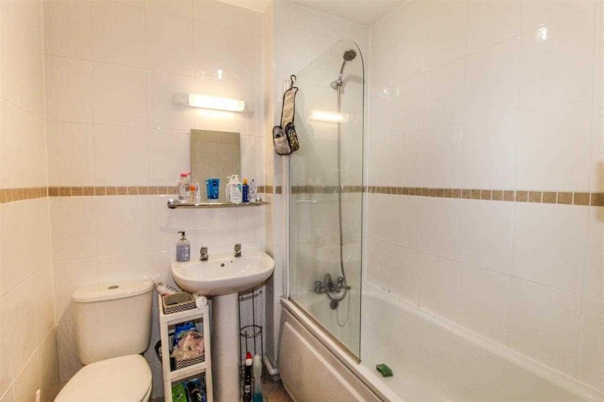 Flat Godwin Way in Horsham