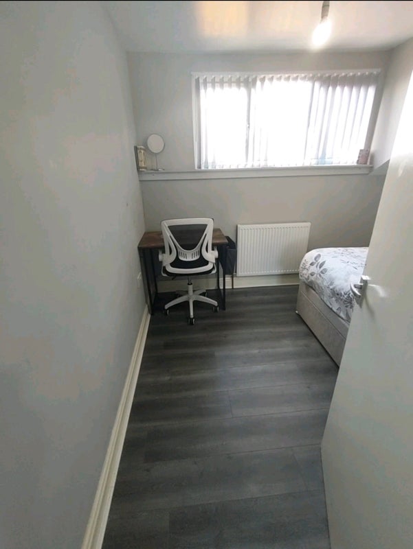 Room Edgware Avenue in Leeds