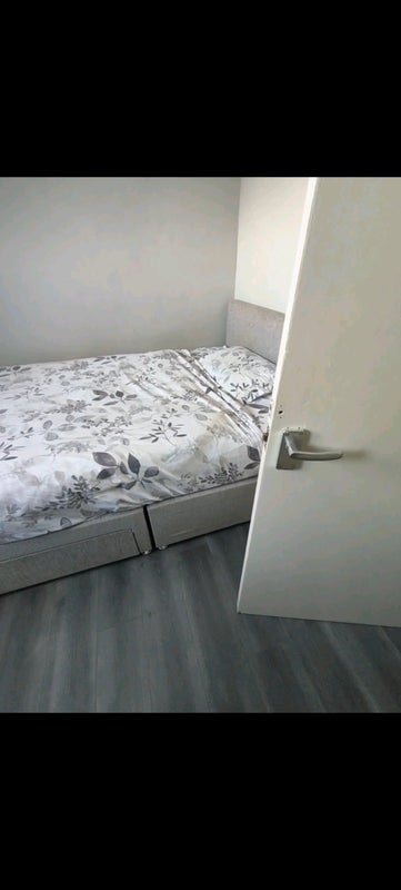 Room Edgware Avenue in Leeds