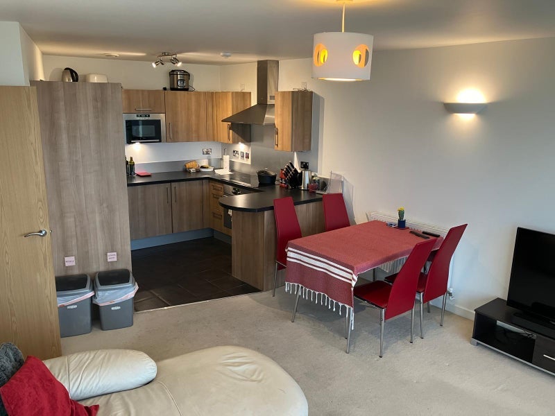 Flat Mapleton Road in Greater London