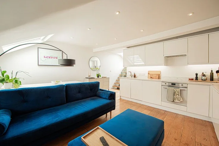 Flat Comyn Road in Greater London