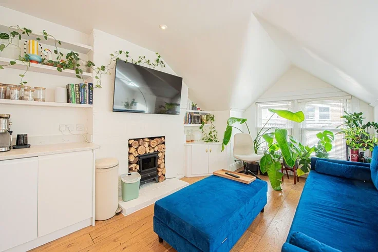 Flat Comyn Road in Greater London