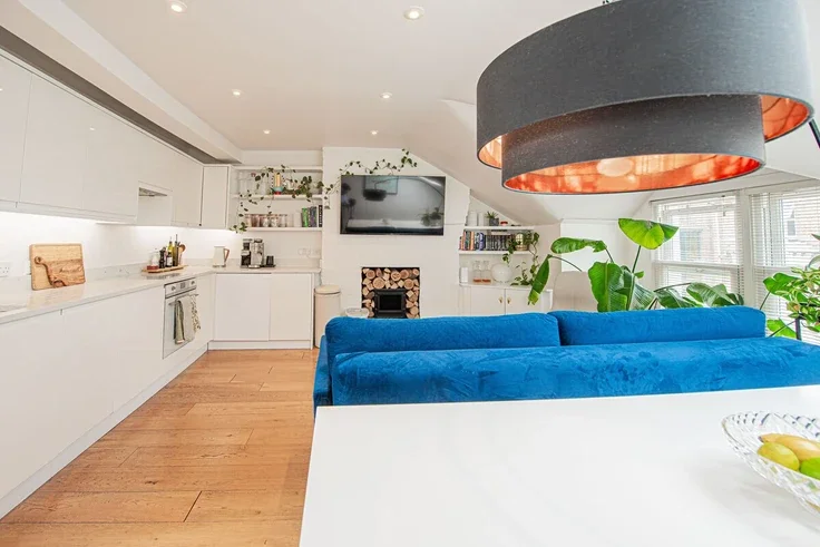 Flat Comyn Road in Greater London